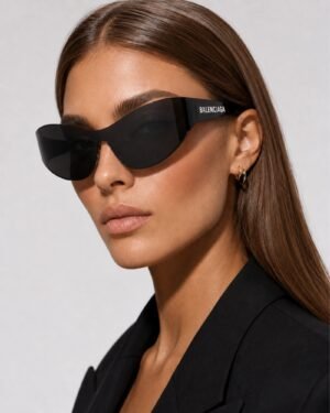 Γυναικείο μοντέλο με Balenciaga BB0257S 001 μαύρα mask γυαλιά ηλίου και μαύρο blazer
