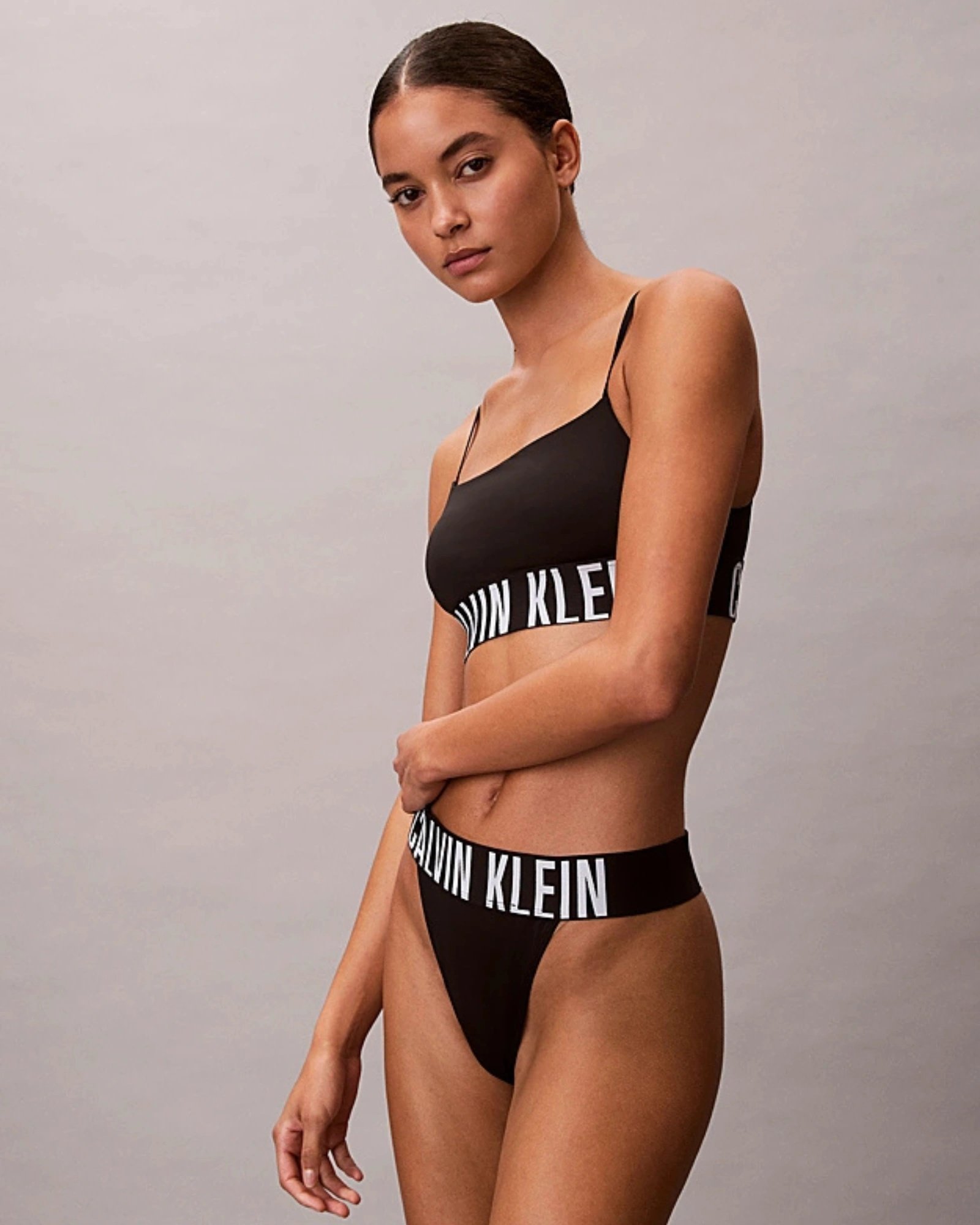 Calvin Klein μαύρο high leg thong σε styled look με matching top