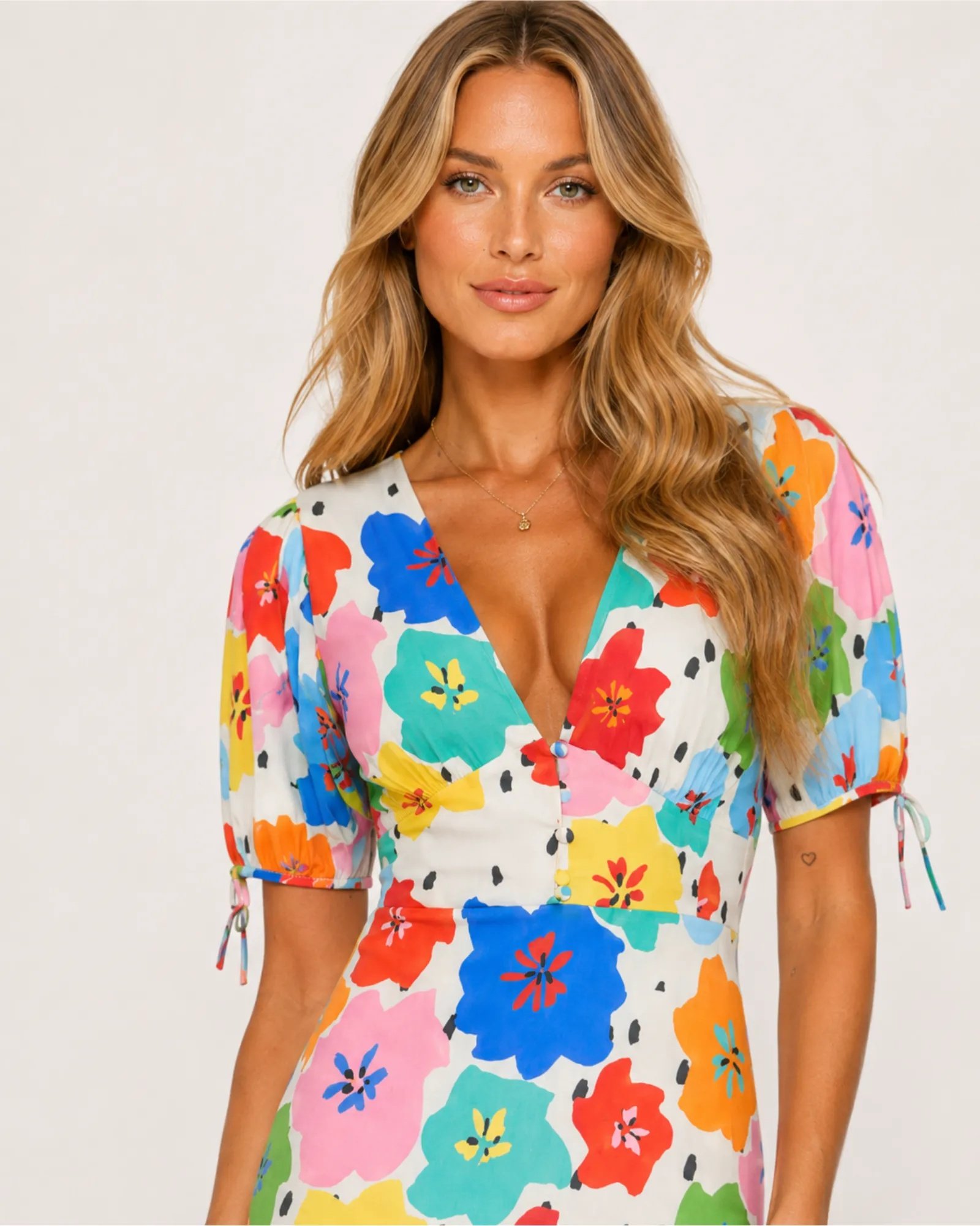 Κοντινή λήψη σε πολύχρωμο floral midi φόρεμα με λουλουδάτο σχέδιο