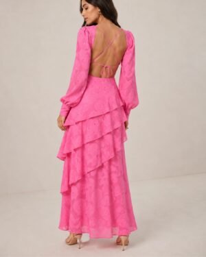 Πίσω όψη από ροζ jacquard maxi φόρεμα Pretty Lavish φορεμένο σε μοντέλο με ανοιχτή πλάτη και δέσιμο