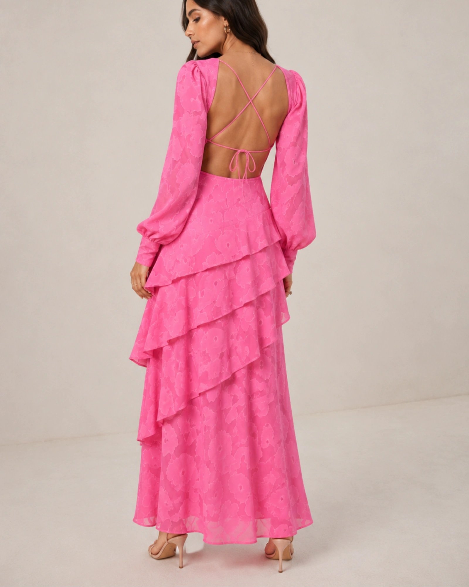 Πίσω όψη από ροζ jacquard maxi φόρεμα Pretty Lavish φορεμένο σε μοντέλο με ανοιχτή πλάτη και δέσιμο