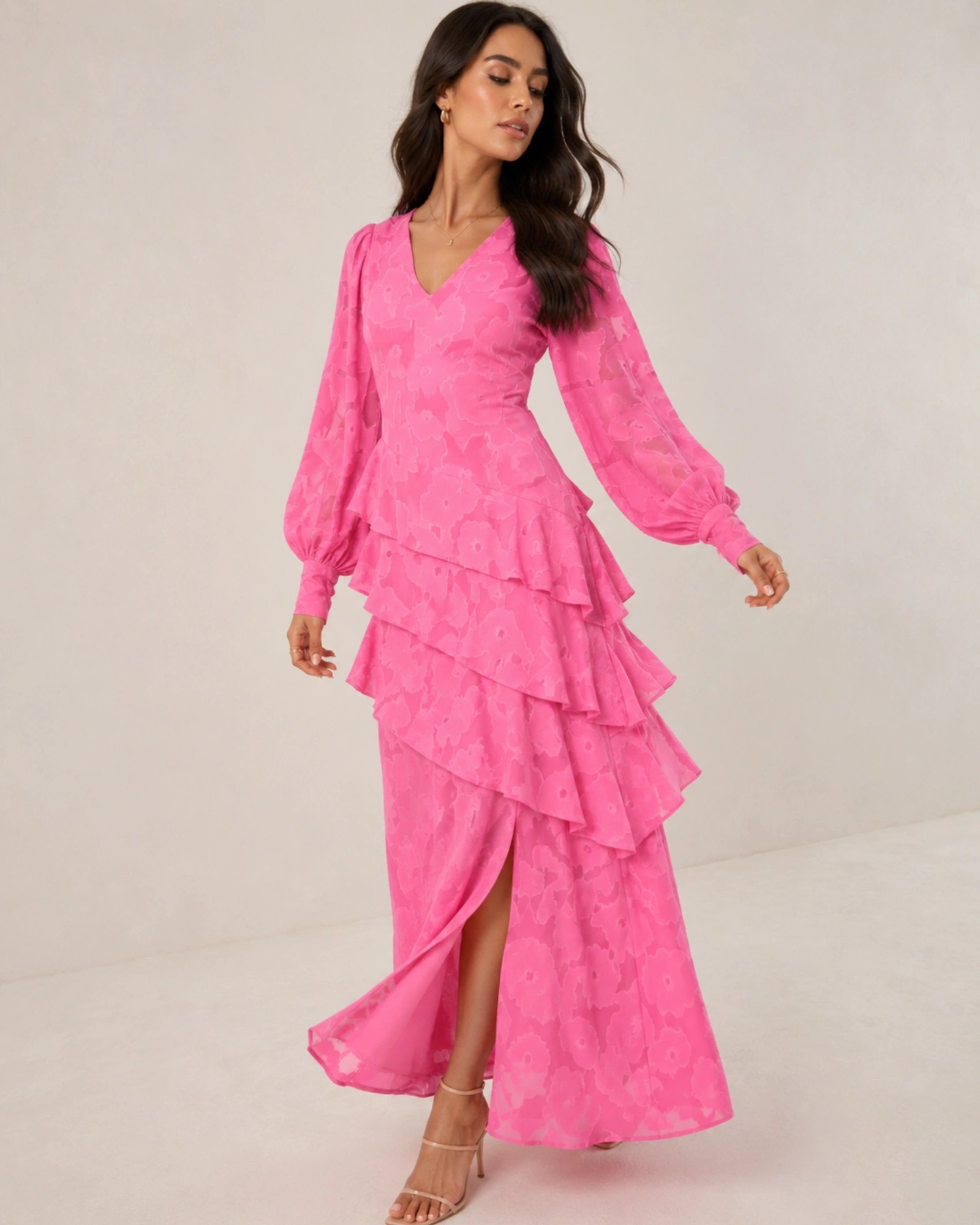 Μοντέλο που φορά ροζ jacquard maxi φόρεμα Pretty Lavish με ασύμμετρα βολάν και V ντεκολτέ