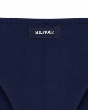 Κοντινή λεπτομέρεια Hilfiger logo σε μπλε Tommy Hilfiger bikini bottom