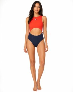 Μοντέλο με Tommy Hilfiger Heritage ολόσωμο μαγιό cut out μπροστινή όψη