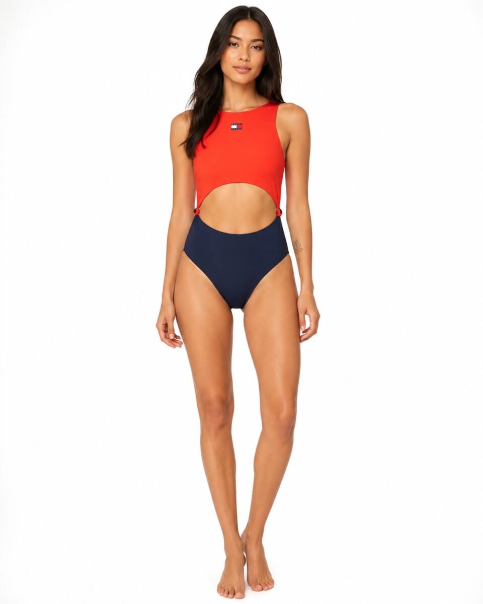 Μοντέλο με Tommy Hilfiger Heritage ολόσωμο μαγιό cut out μπροστινή όψη