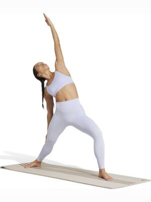 μοντέλο με adidas Performance All Me Essentials JI8346 μωβ κολάν σε στάση yoga