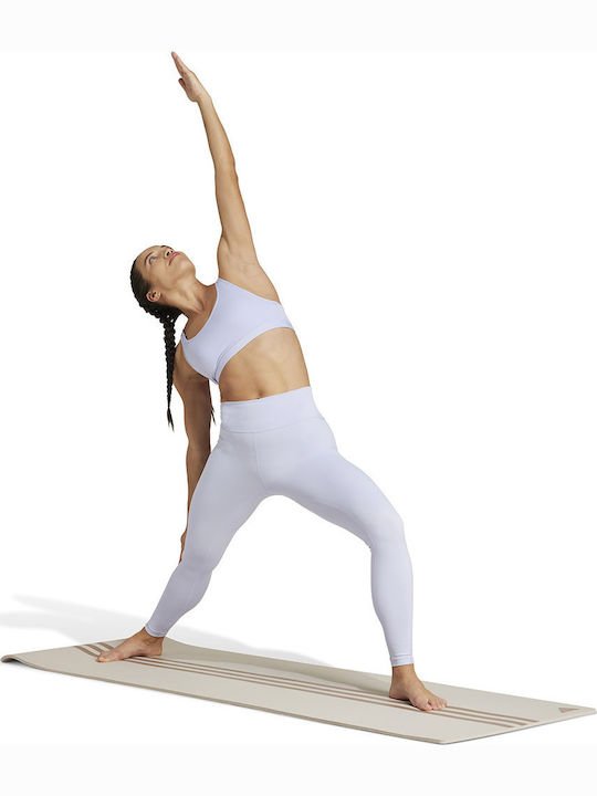 μοντέλο με adidas Performance All Me Essentials JI8346 μωβ κολάν σε στάση yoga