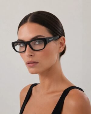 Γυναικείο μοντέλο φοράει Balenciaga BB0269O 001 μαύρα γυαλιά οράσεως