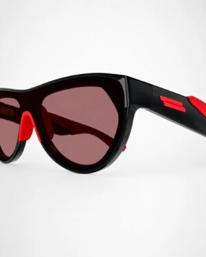 Bottega Veneta BV1234S 004 λεπτομέρεια μαύρου βραχίονα με κόκκινο στοιχείο