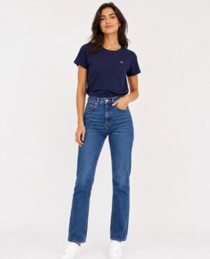 Ολόσωμη λήψη μοντέλου με Calvin Klein Golf navy μπλε T-shirt και ψηλόμεσο τζιν