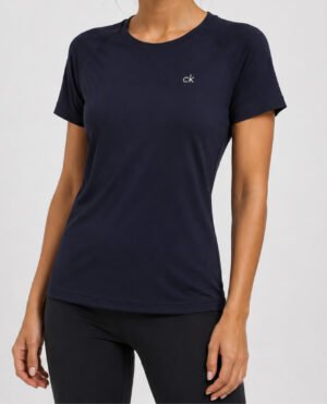 Κοντινή λήψη Calvin Klein Golf navy μπλε T-shirt με μικρό ck logo στο στήθος