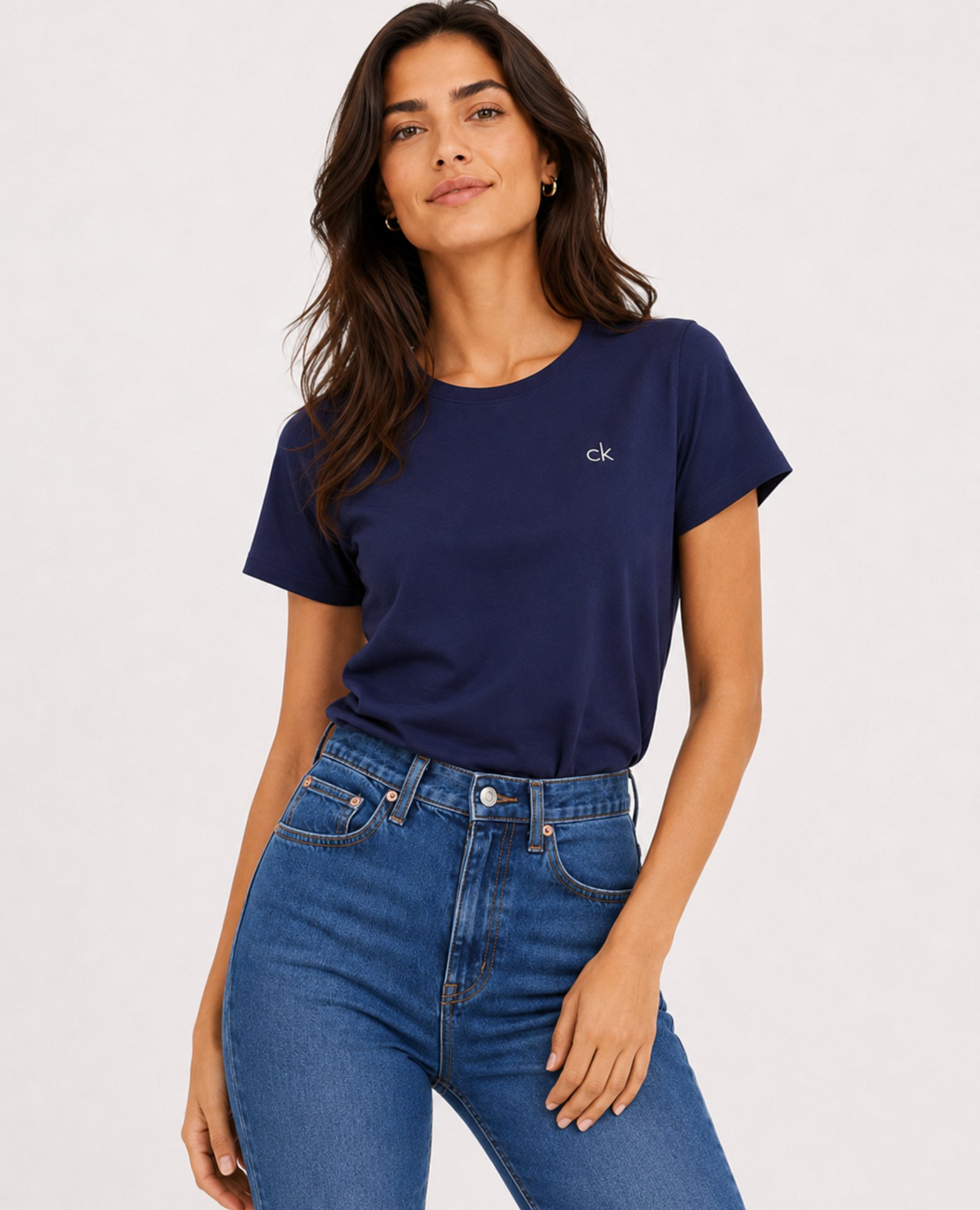 Μοντέλο φορά Calvin Klein Golf Classic Active navy μπλε T-shirt με ψηλόμεσο τζιν
