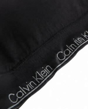 Λεπτομέρεια υφάσματος και logo Calvin Klein σε μαύρο bralette
