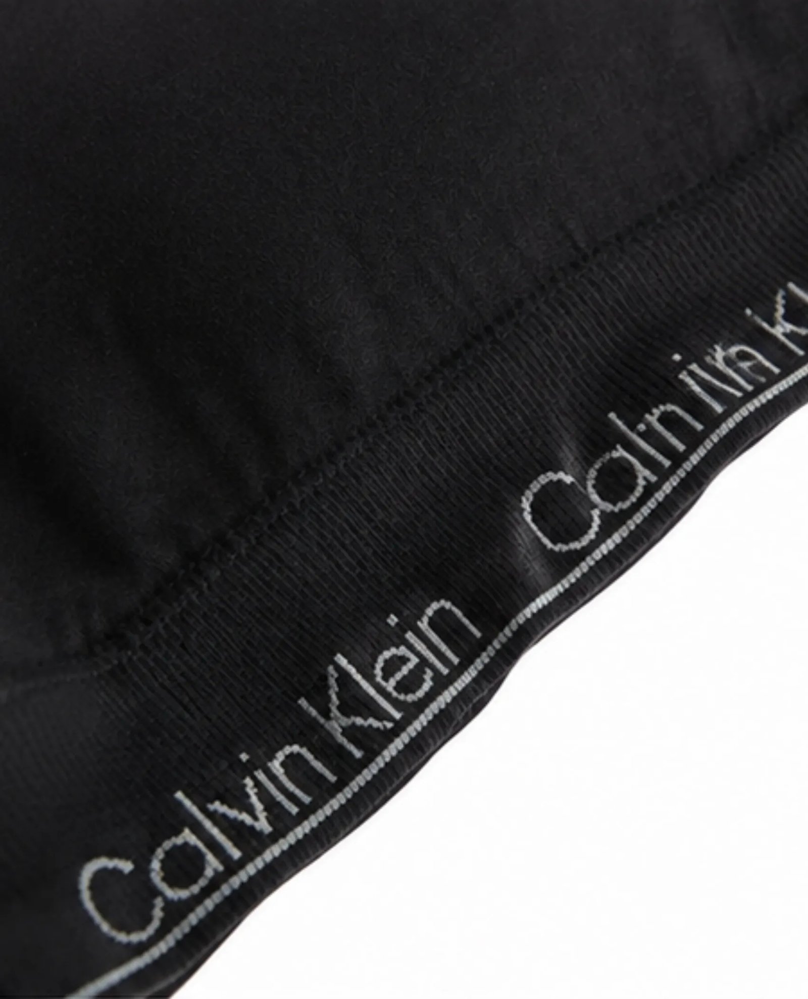 Λεπτομέρεια υφάσματος και logo Calvin Klein σε μαύρο bralette