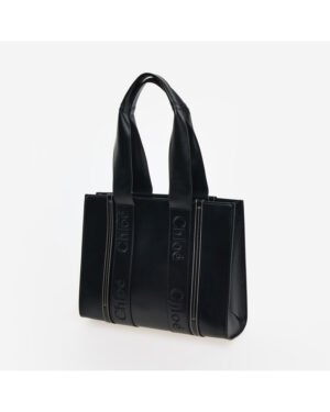 Chloé Woody Medium μαύρη δερμάτινη tote τσάντα σε πλάγια όψη