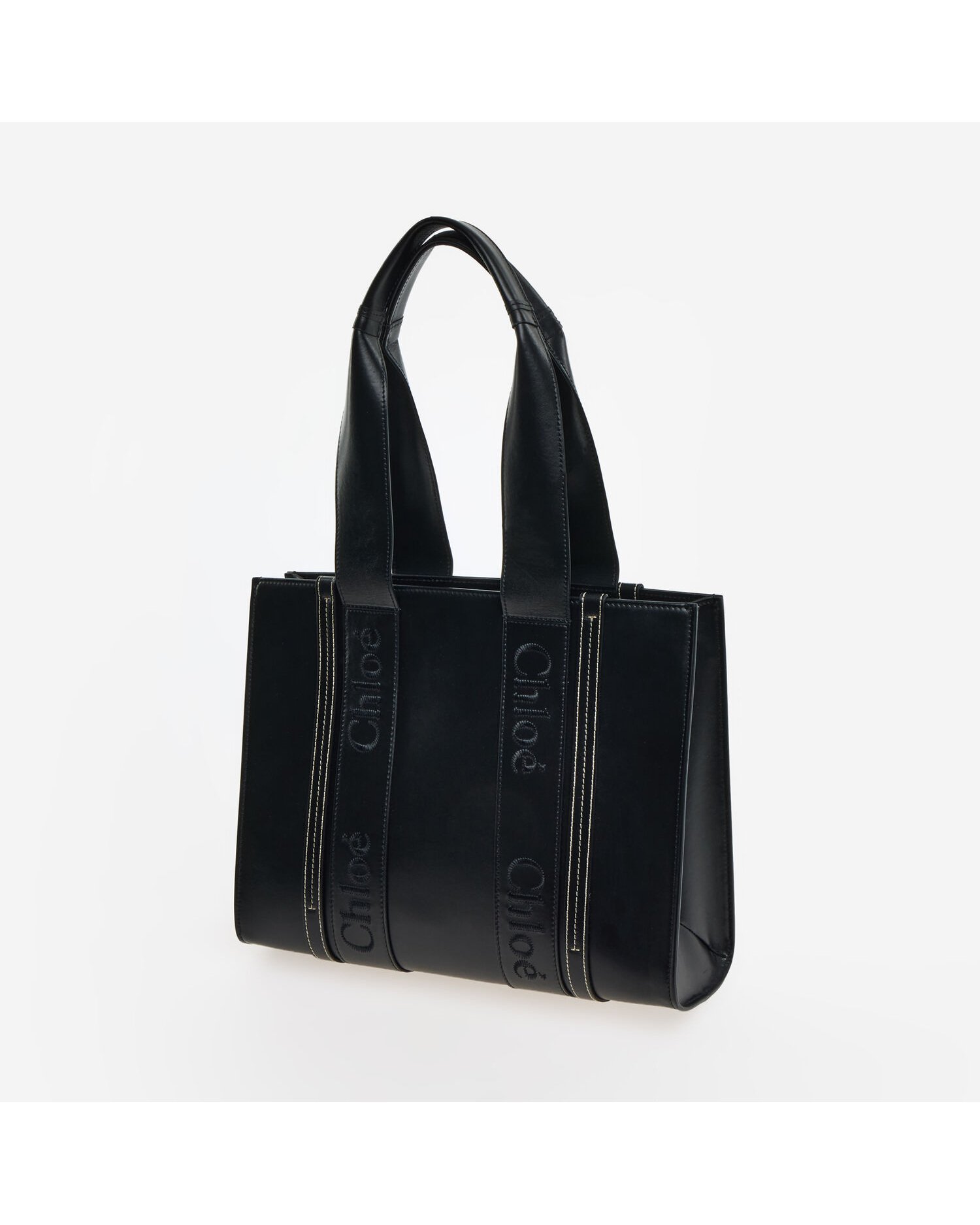 Chloé Woody Medium μαύρη δερμάτινη tote τσάντα σε πλάγια όψη