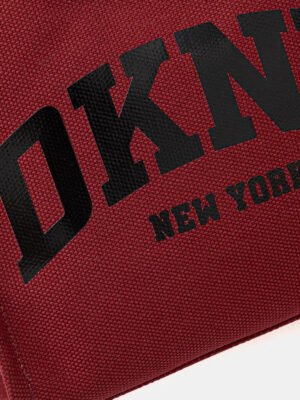 Λεπτομέρεια λογοτύπου DKNY New York σε μπορντό τσάντα tote