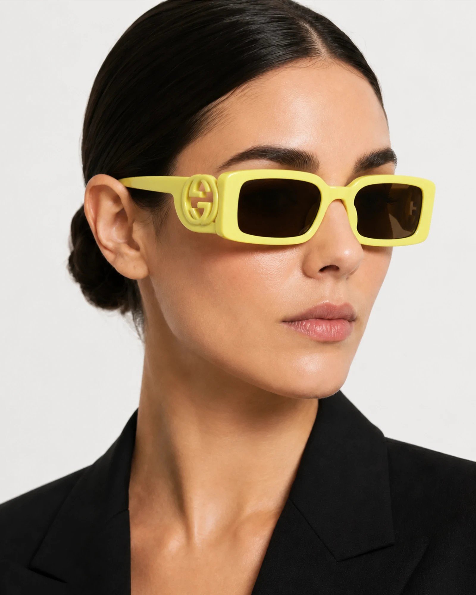 Gucci GG1325S 007 κίτρινα γυναικεία γυαλιά ηλίου σε μοντέλο