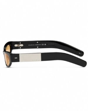 Πλάγια όψη των Gucci GG1635S 001 με μαύρους βραχίονες και ασημί μεταλλική λεπτομέρεια