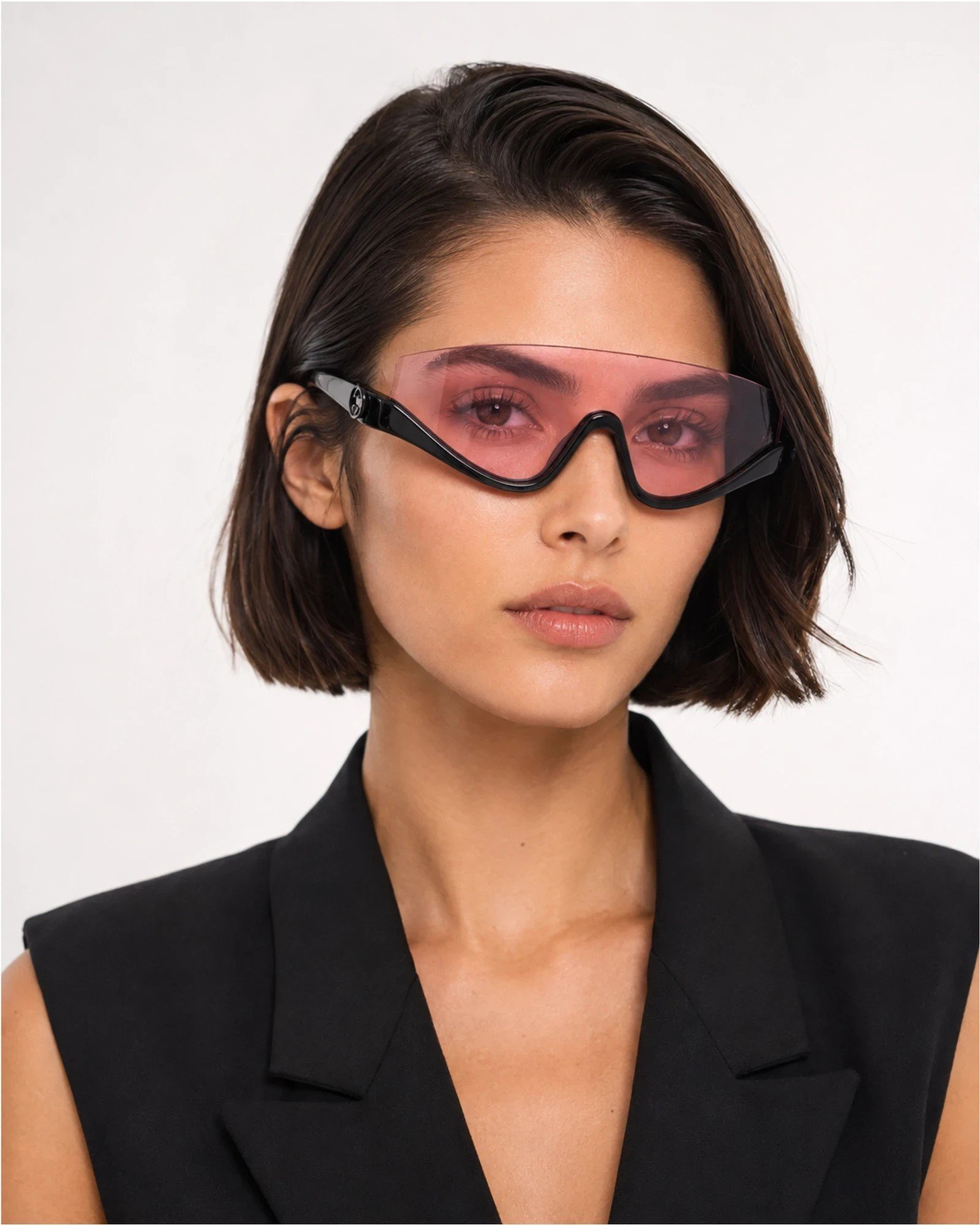 Γυναίκα φοράει τα Gucci GG1650S 002 γυαλιά ηλίου με ροζ visor φακό