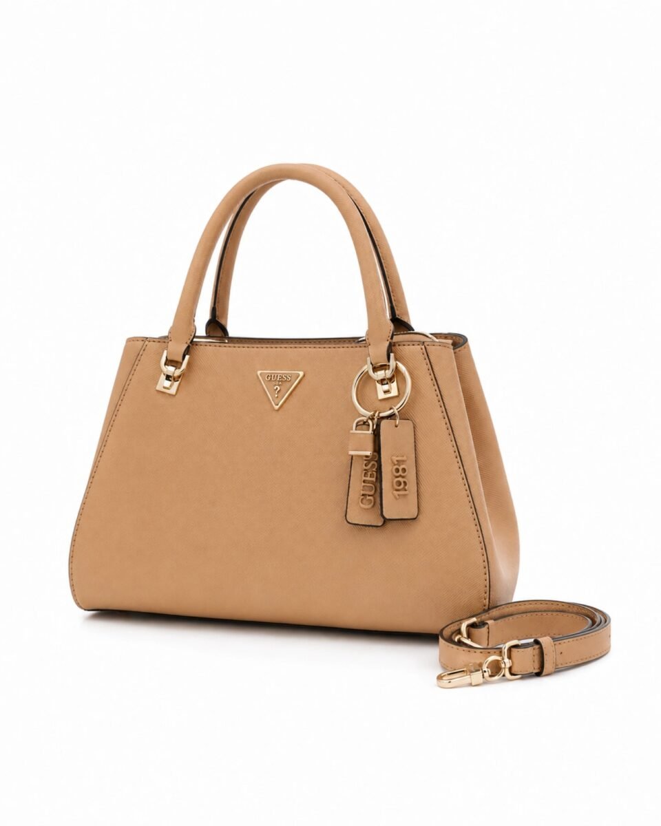 Πλάγια όψη μπεζ τσάντας Guess Noelle II με αποσπώμενο λουρί