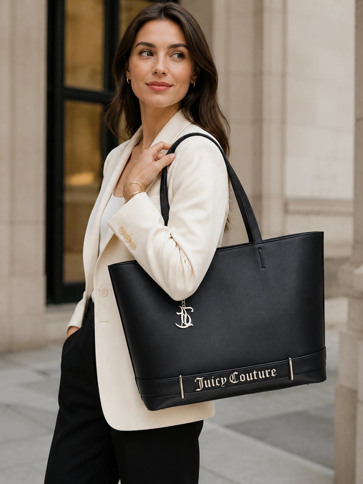 Μοντέλο φορά τη μαύρη τσάντα tote Juicy Couture Jasmine BEJJM8840WVP