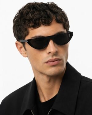 Άνδρας φοράει τα μαύρα γυαλιά ηλίου Saint Laurent SL 563 001