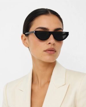 Γυναίκα φοράει τα μαύρα γυαλιά ηλίου Saint Laurent SL 563 001