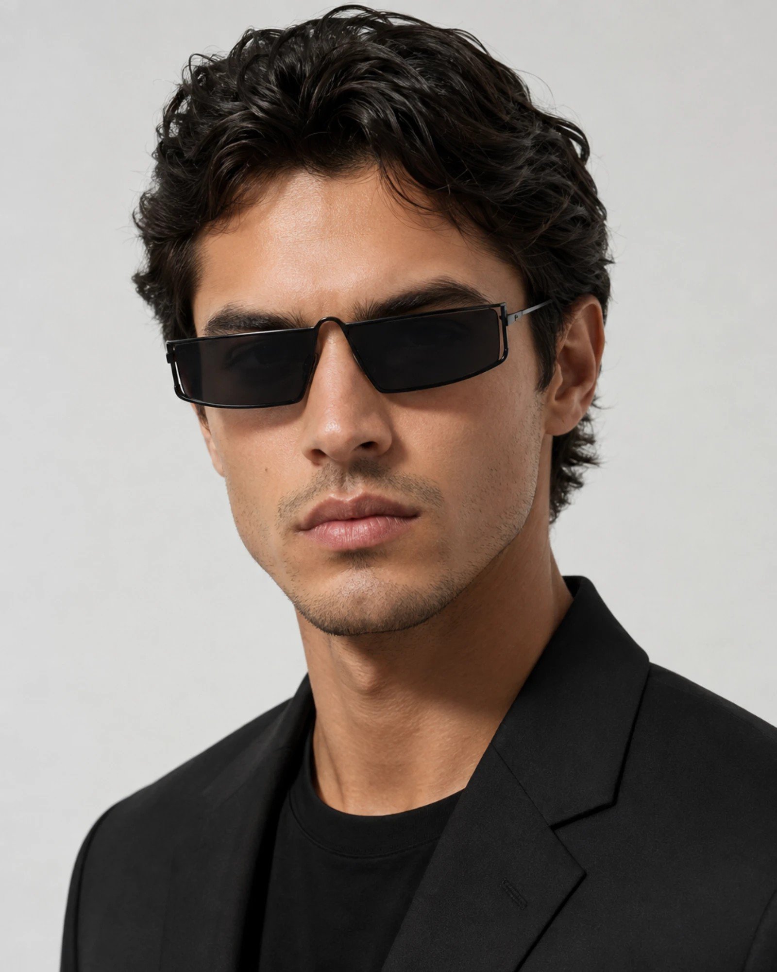 Saint Laurent SL 606 001 μαύρα γυαλιά ηλίου φορεμένα σε ανδρικό μοντέλο