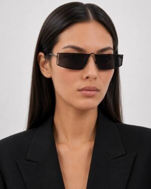 Saint Laurent SL 606 001 μαύρα γυαλιά ηλίου φορεμένα σε γυναικείο μοντέλο