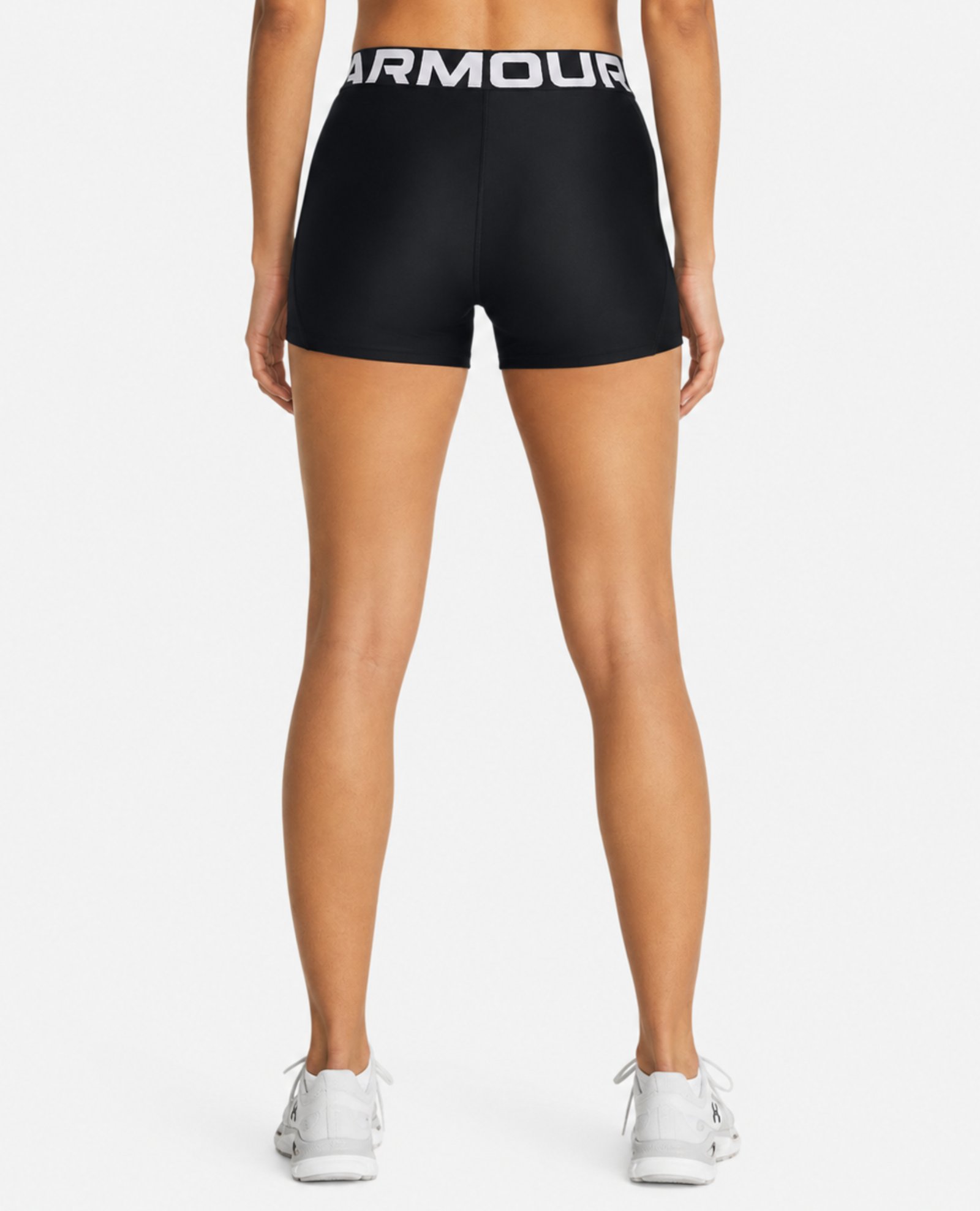 Γυναικείο μαύρο σορτς Under Armour HeatGear Authentics Shorty φορεμένο σε μοντέλο, πίσω όψη