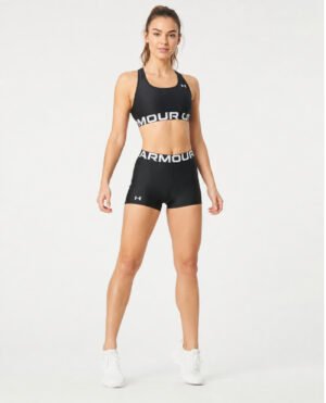 Γυναικείο μοντέλο με μαύρο σετ Under Armour που φορά το HeatGear Authentics Shorty, ολόσωμη μπροστινή λήψη