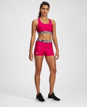 Μοντέλο που φορά Under Armour HeatGear Authentics Shorty γυναικείο compression σορτς φούξια