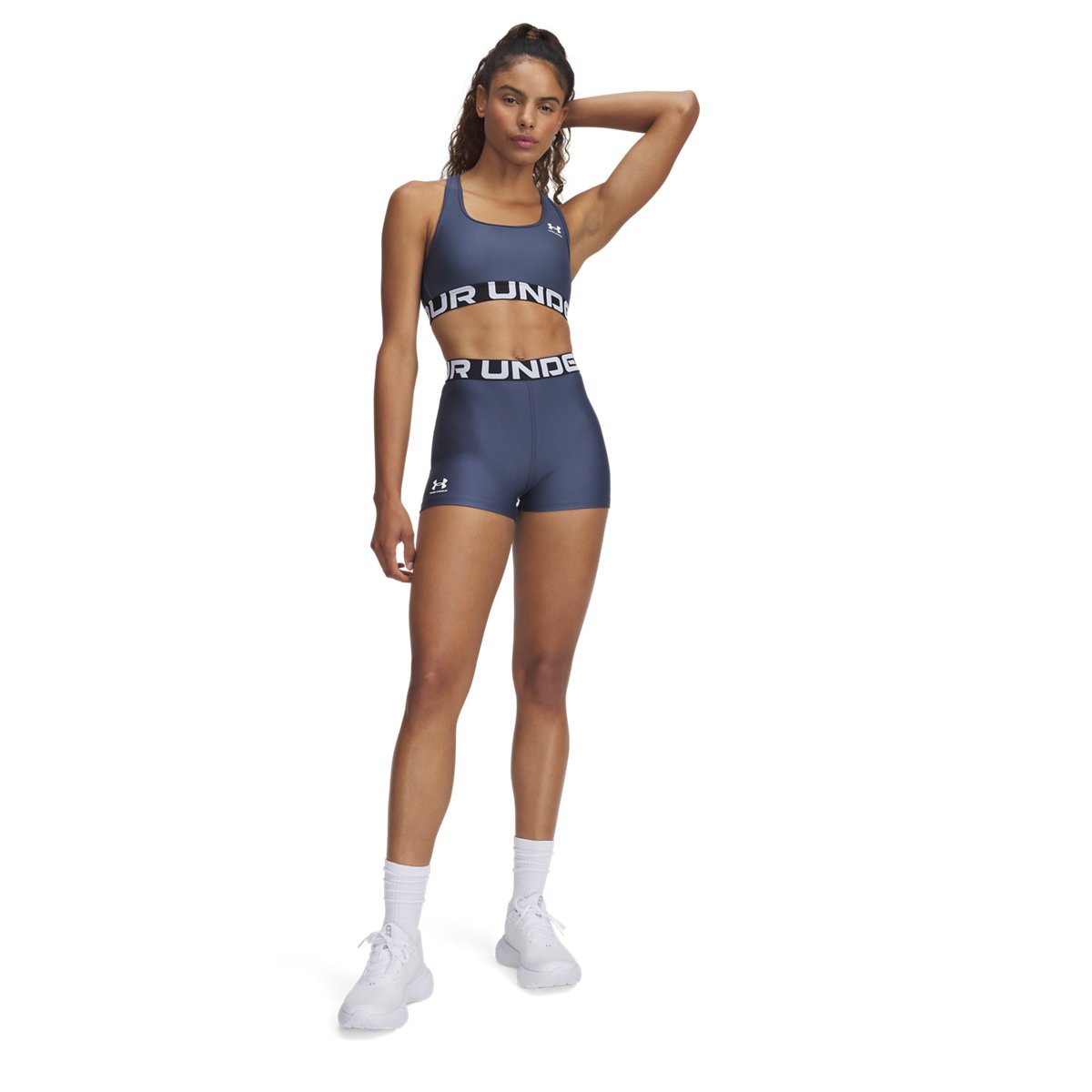 Under Armour HeatGear Authentics Shorty navy μπλε γυναικείο αθλητικό σορτς φορεμένο με matching sports bra.