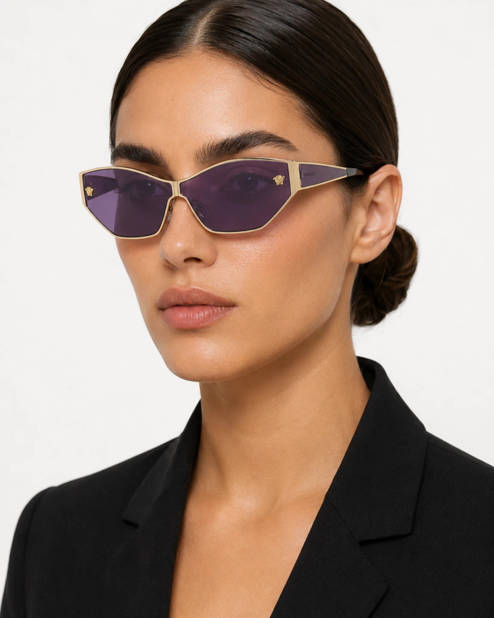 Γυναικείο μοντέλο με Versace Medusa Aspis γυαλιά ηλίου με μοβ φακούς και χρυσό σκελετό