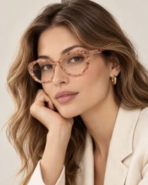 Γυναικείο πορτρέτο με Chloé CH0223O 005 γυαλιά οράσεως σε ροζ μπεζ μαρμάρινη απόχρωση