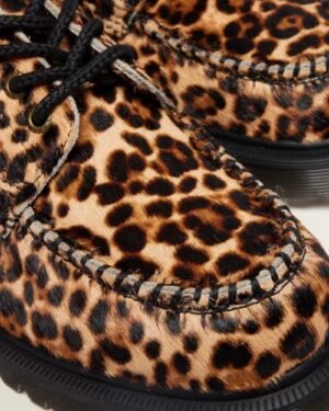 Κοντινή λήψη leopard υφής και ραφών Dr. Martens Lowell Archive Leopard shoes