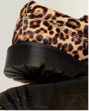 Λεπτομέρεια σόλας και τακουνιού Dr. Martens Lowell Archive Leopard hair-on shoes