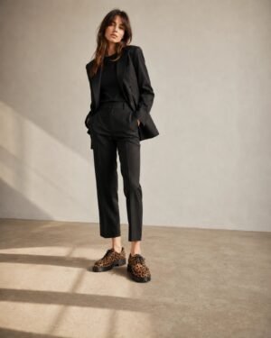 Γυναικείο μοντέλο που φορά Dr. Martens Lowell Archive Leopard hair-on moc toe shoes