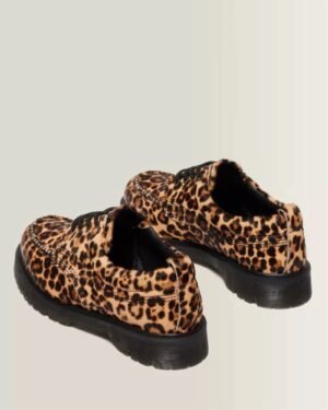 Dr. Martens Lowell Archive Leopard hair-on moc toe shoes πίσω λοξή όψη ζευγαριού
