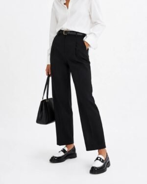 Γυναικείο μοντέλο φοράει Dr. Martens Penton Heart μαύρα λευκά loafers