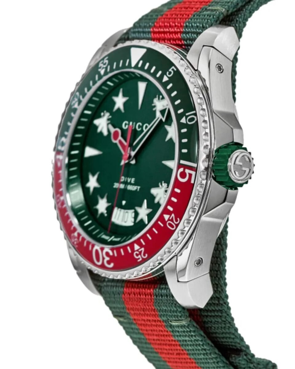 Gucci Dive YA136339 ρολόι 40mm πλάγια όψη με πράσινη κορώνα και Gucci Web λουράκι