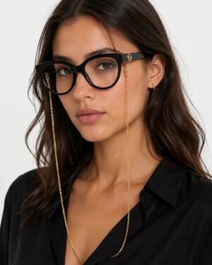 Γυναικείο μοντέλο φοράει Gucci GG1024O 006 μαύρα γυαλιά οράσεως με χρυσή αλυσίδα