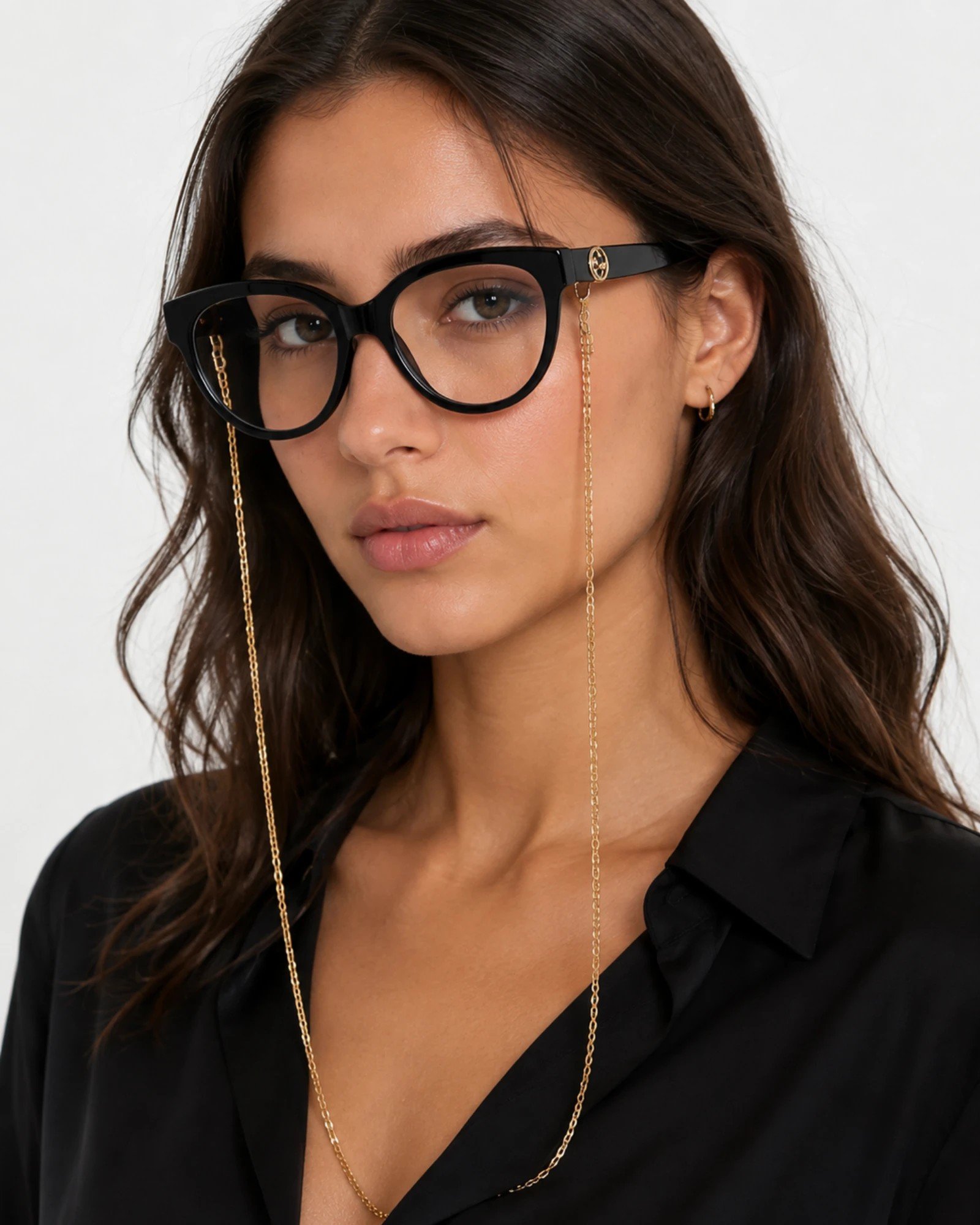 Γυναικείο μοντέλο φοράει Gucci GG1024O 006 μαύρα γυαλιά οράσεως με χρυσή αλυσίδα