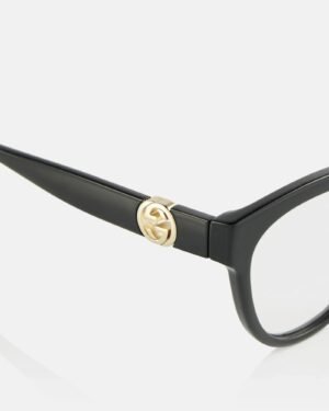 Λεπτομέρεια Gucci GG1024O 006 με χρυσό λογότυπο σε μαύρο σκελετό