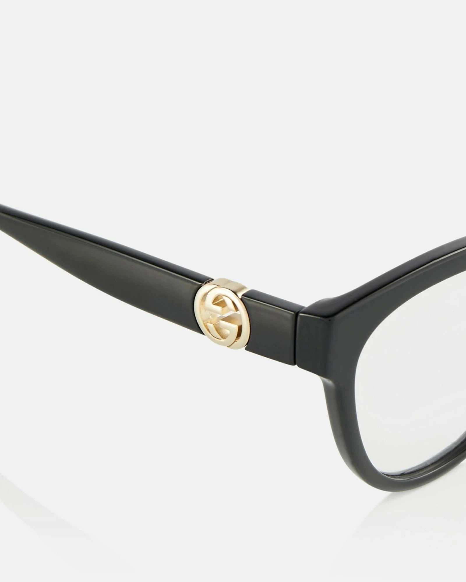 Λεπτομέρεια Gucci GG1024O 006 με χρυσό λογότυπο σε μαύρο σκελετό