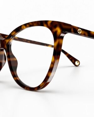 Λεπτομέρεια Gucci GG1079O 002 με χρυσό λογότυπο και tortoiseshell σκελετό