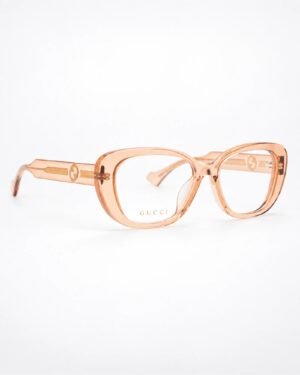 Gucci GG1559OK 003 γυναικεία οπτικά γυαλιά με ροζ διάφανο σκελετό σε portrait λήψη