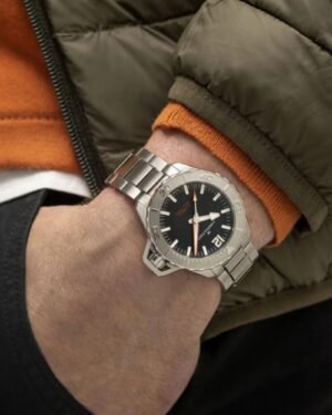 Hamilton Khaki Navy Frogman H77815130 φορεμένο σε ανδρικό καρπό