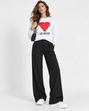 Love Moschino JH6924PP0NL52100 γυναικείο λευκό sweatshirt με καρδιά σε μοντέλο μπροστινή ολόσωμη όψη